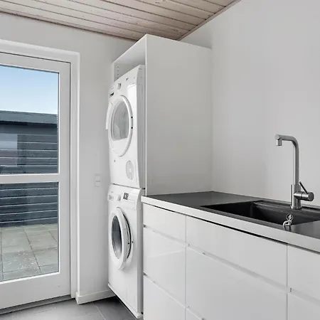 4 Bedroom Lovely In Holiday home *